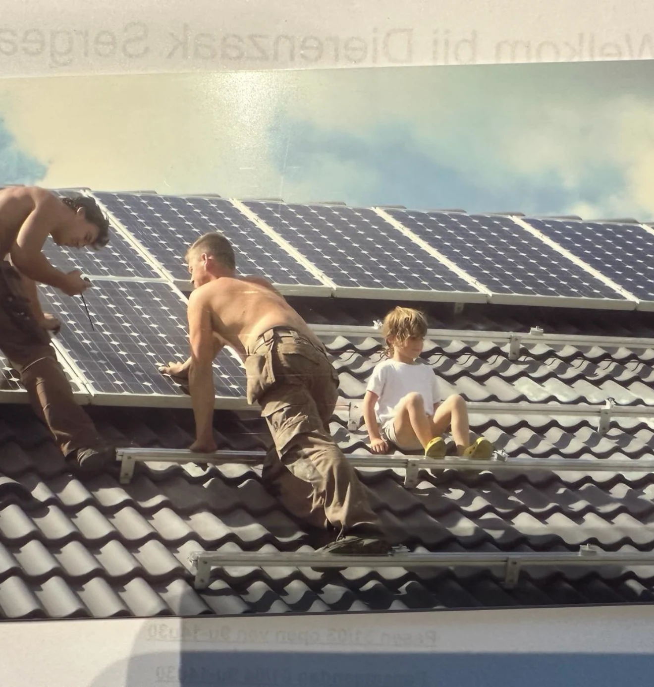 Elias Van Haver als kind op het dak met zijn vader Bjorn Van Haver, oprichter van Solar Spirit